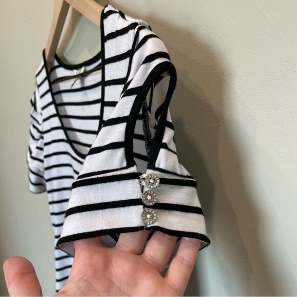 Guess Black and White Scoop Neck Shirt - Size: Medium - Picture 5 of 7